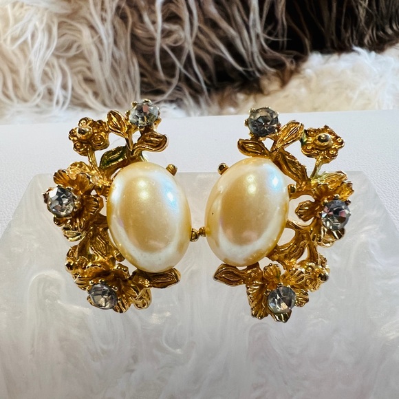 Gorgeous, goldtone, faux, pearl bling costume pierced vintage earrings - Picture 8 of 8